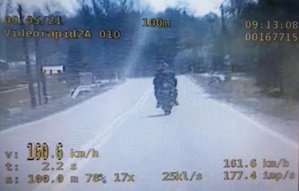 zdjęcie ekranu wideorejestratora z widocznym motocyklem
