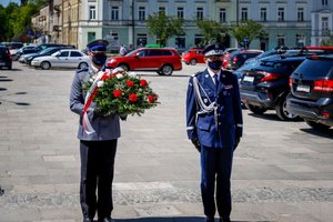 Komendant składający wieniec pod pomnikiem Józefa Piłsudskiego