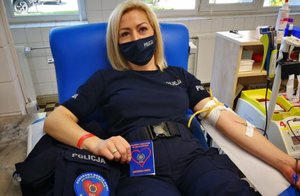 policjanci oddający krew