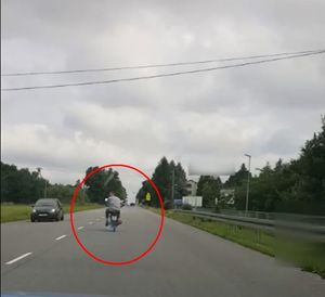 uciekający motocyklista