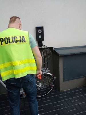 policjant przy odzyskanym rowerze