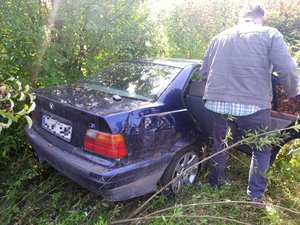 policjant wykonujący czynności na miejscu zdarzenia