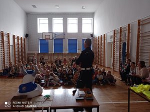 Policjanci w szkole w Bodzentynie