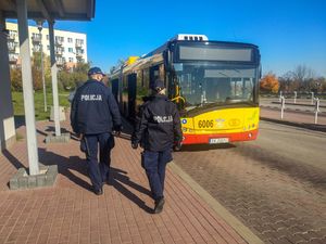 policjanci podczas patrolu i kontroli obowiązujących obostrzeń sanitarnych