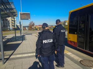 policjanci podczas patrolu i kontroli obowiązujących obostrzeń sanitarnych