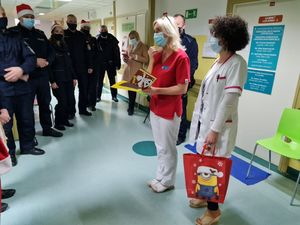 policjanci i Mikołaj u dzieci w szpitalu