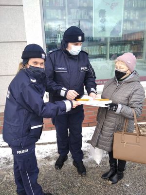 policjanci rozdający ulotki seniorom