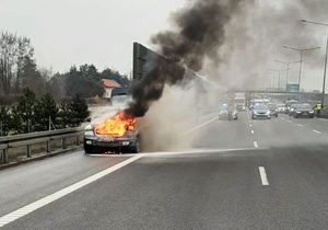 Płonące auto na ruchliwej trasie