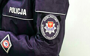 napis policja na mundurze