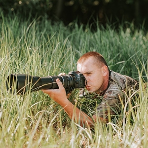 Policjant oraz zdjęcia ptaków