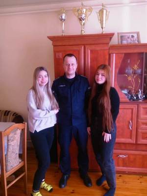policjant i dwie kobiety z Ukrainy