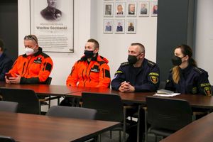 uczestnicy spotkania w komendzie miejskiej policji