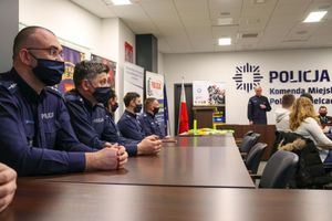 uczestnicy spotkania w komendzie miejskiej policji