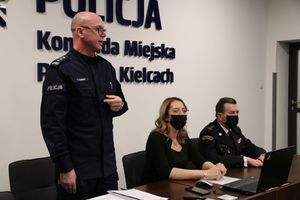 uczestnicy spotkania w komendzie miejskiej policji