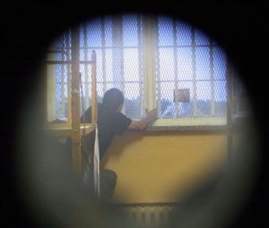 Widok policyjnej celi przez wizjer