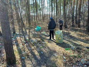 Dzielnicowi z mieszkańcami posprzątali las