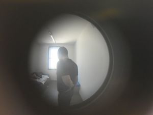 widok z więziennej celi przez wizjer
