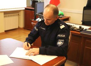 Komendant podczas podpisywania porozumienia z Inspektorem Markiem Chrapkiem