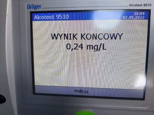 policjanci podczas kontroli drogowej