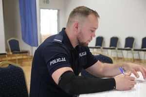 policjanci oddający krew