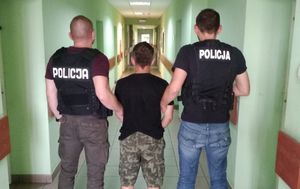 zatrzymany w asyście policjantów