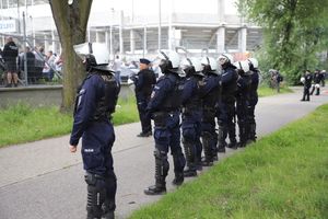 policjanci podczas zabezpieczenia meczu