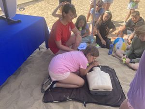 Lekcja profilaktyki na plaży w Sielpi