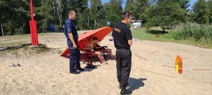 policjant i strażak nad woda