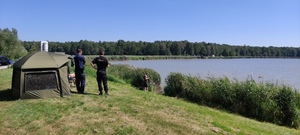 policjant i strażak nad woda