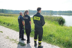 policjant i strażak nad woda