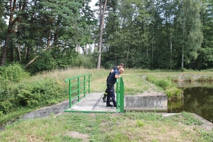 policjant i strażak nad woda
