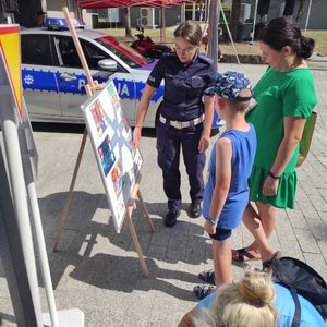 Policjanci w trakcie pikniku