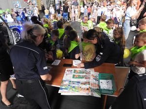 policjanci podczas działań profilaktycznych z dziećmi