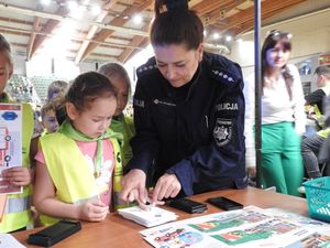 policjanci podczas działań profilaktycznych z dziećmi