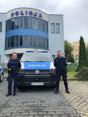 policjanci przy radiowozie