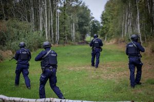 policjanci podczas ćwiczeń