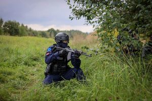 policjanci podczas ćwiczeń