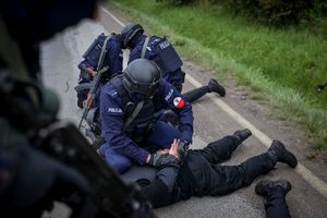 policjanci podczas ćwiczeń