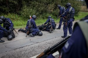 policjanci podczas ćwiczeń