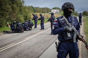 policjanci podczas ćwiczeń