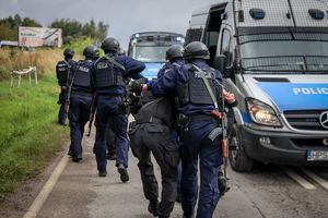 policjanci podczas ćwiczeń