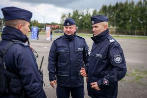 policjanci podczas ćwiczeń