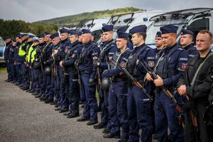 policjanci podczas ćwiczeń