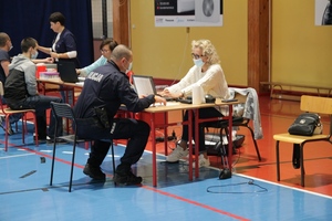 jesienna akcja honorowego oddawania krwi z włoszczowskimi policjantami