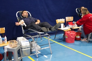 jesienna akcja honorowego oddawania krwi z włoszczowskimi policjantami