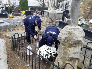 policjanci na cmentarzu upamiętniają śmierć funkcjonariusza Policji Państwowej