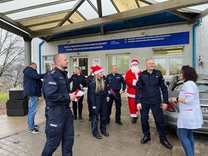 policjanci rozdający prezenty