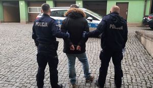 zatrzymany w asyście policjantów