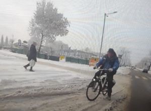 rowerzysta w  śniegu
