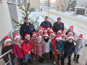 dzieci obierają choinkę z policjantami